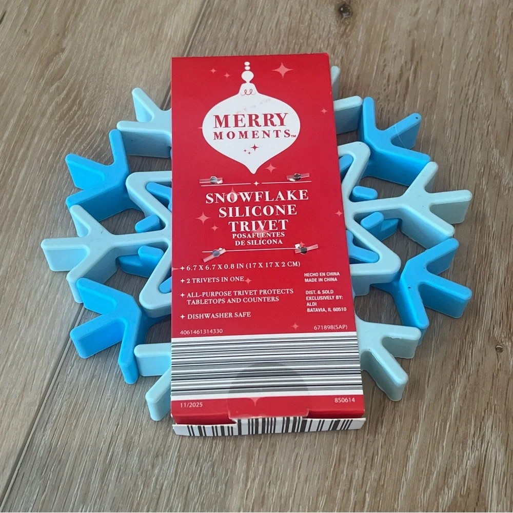 NWT Merry Moments Snowflake Silicone Trivet set of 2